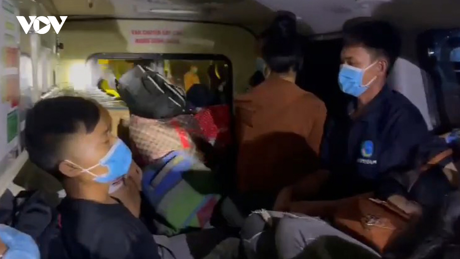 Phát hiện hơn 10 người trong xe cứu thương đi từ Bắc Ninh về Sơn La