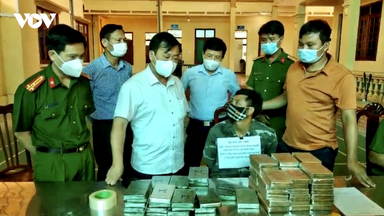 Sa lưới khi đang vận chuyển 78 bánh heroin