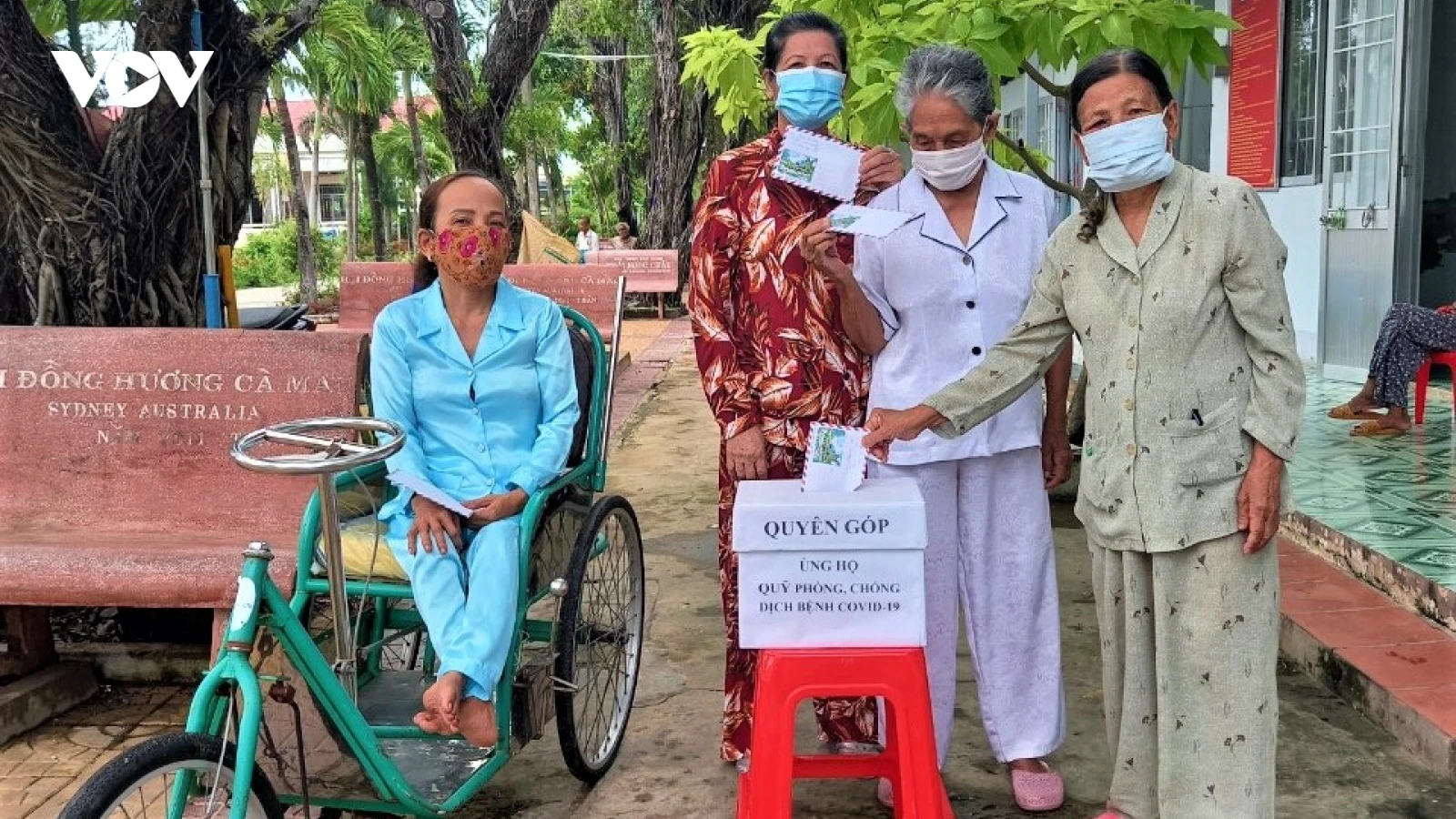 Nhiều cụ bà neo đơn ở Cà Mau góp tiền cho Quỹ vaccine Covid-19