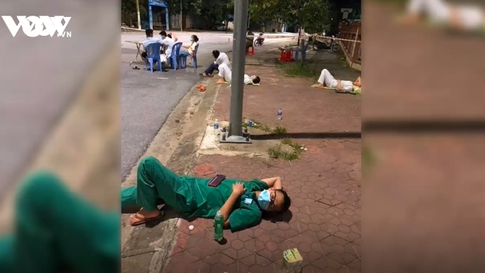 “Chiến binh áo trắng” ngủ trên vỉa hè sau đêm trắng lấy mẫu xét nghiệm