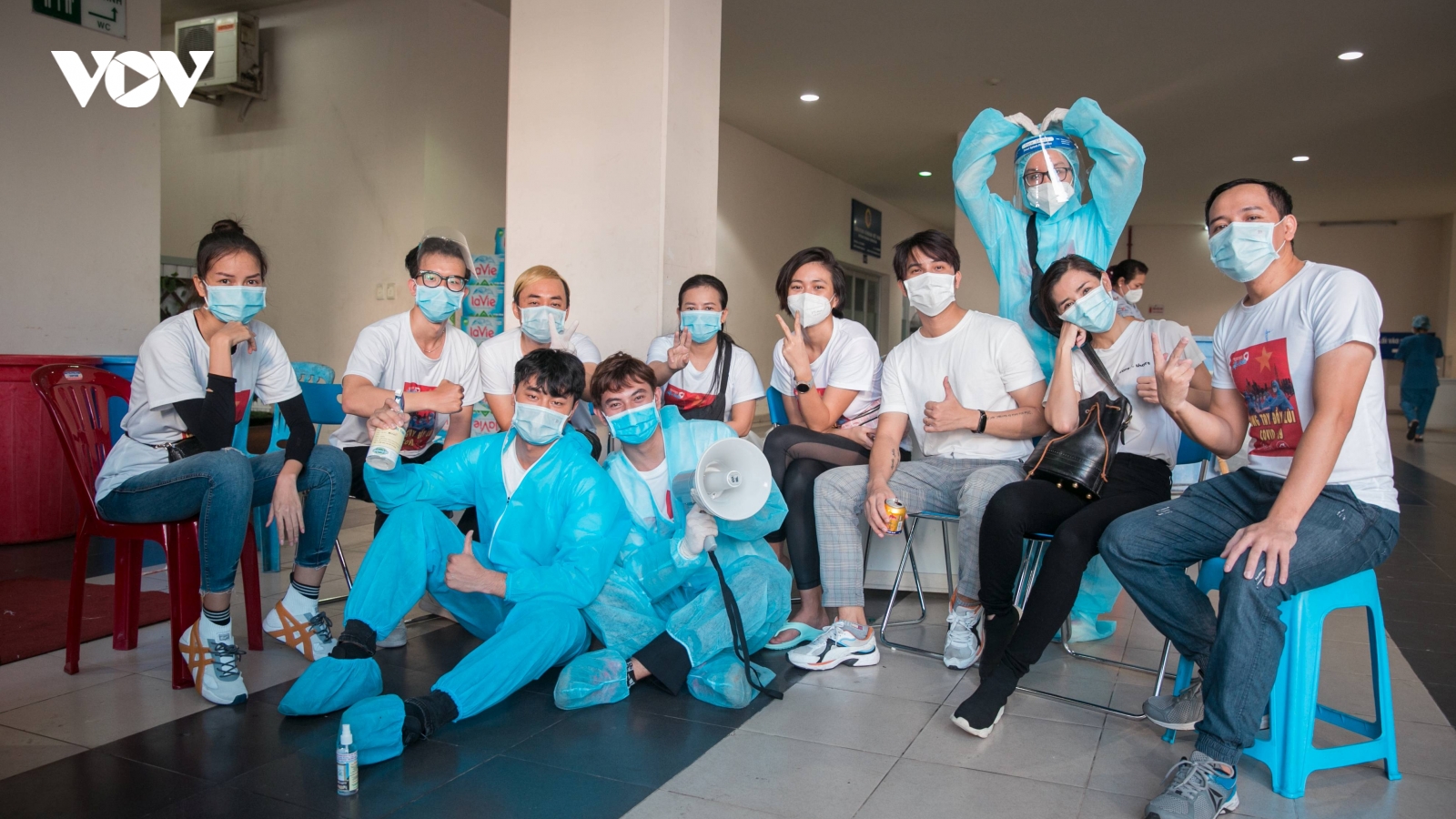 Hoa hậu H'Hen Niê, Á hậu Mâu Thuỷ cùng dàn nghệ sĩ hỗ trợ người dân tiêm vaccine