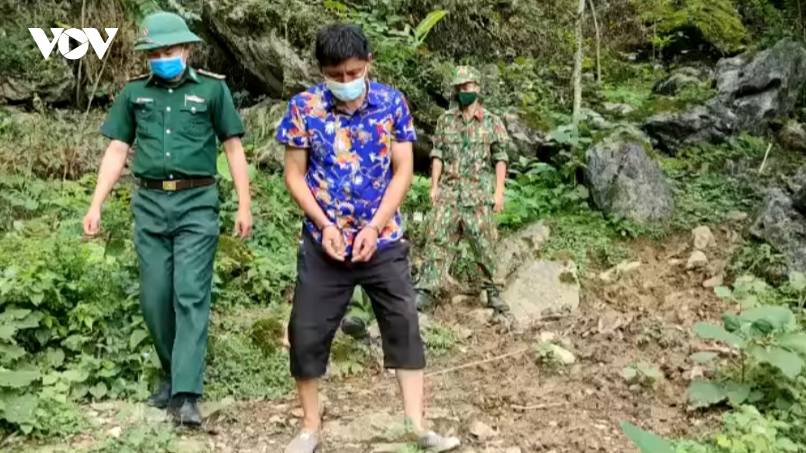 Đối tượng có lệnh truy nã về hành vi dâm ô trẻ em bị bắt khi nhập cảnh trái phép