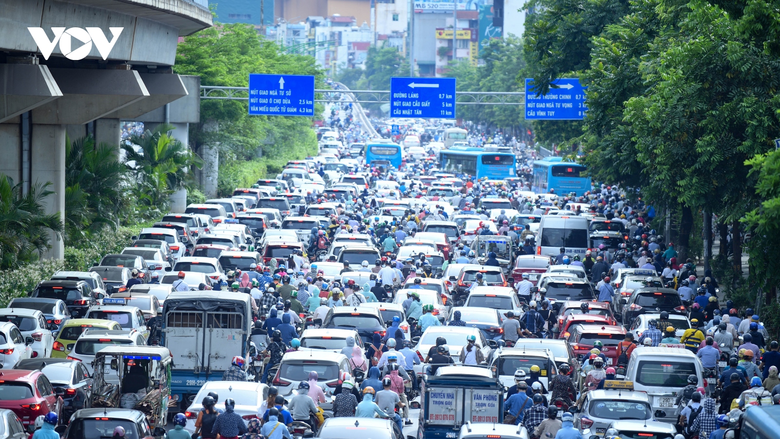 Nới lỏng một số hoạt động, đường phố Hà Nội lại tái diễn cảnh tắc nghẽn