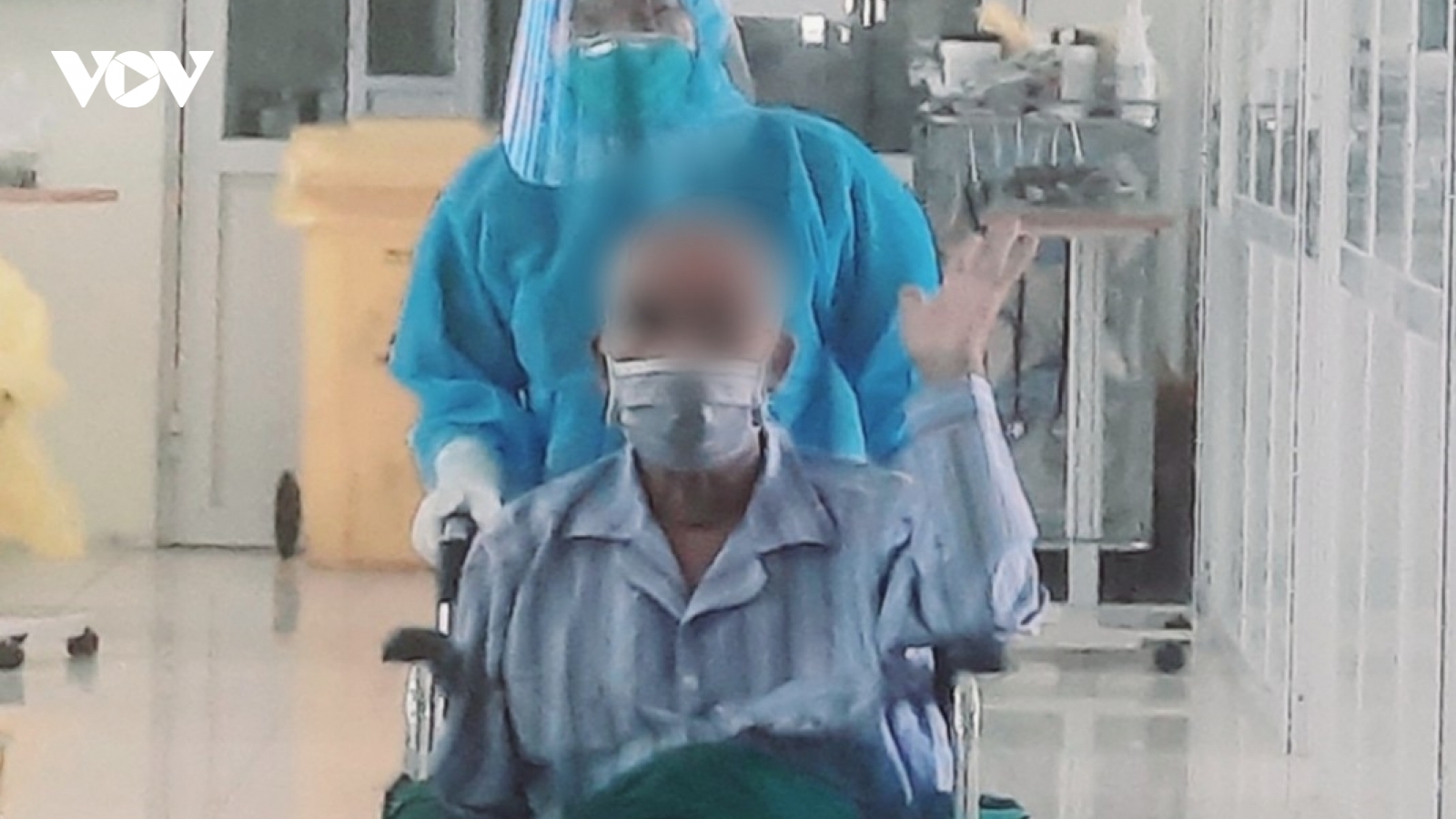 Cứu sống bệnh nhân COVID-19 nặng có tiền sử tai biến, nghiện rượu