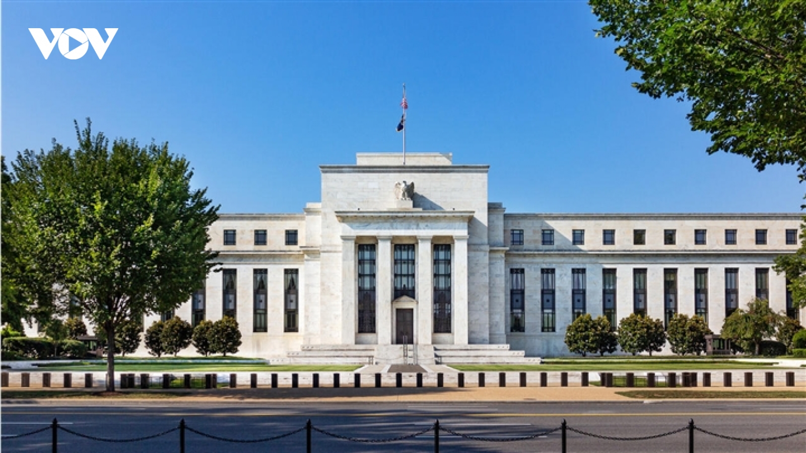 FED giữ nguyên mức lãi suất thấp, dự báo tăng vào năm 2023