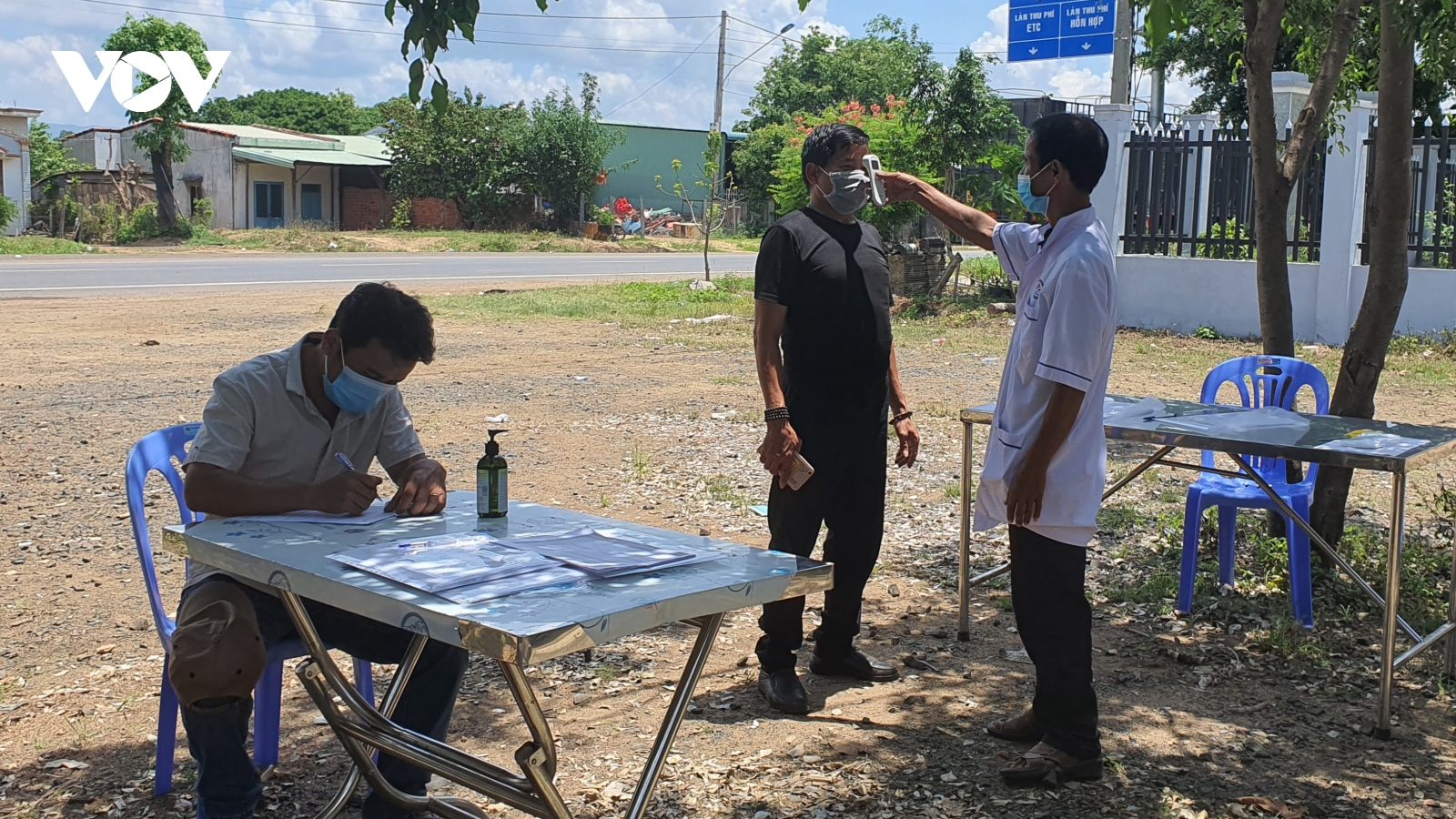 Người dân Gia Lai chấp hành nghiêm quy định kiểm tra y tế tại chốt chống dịch 