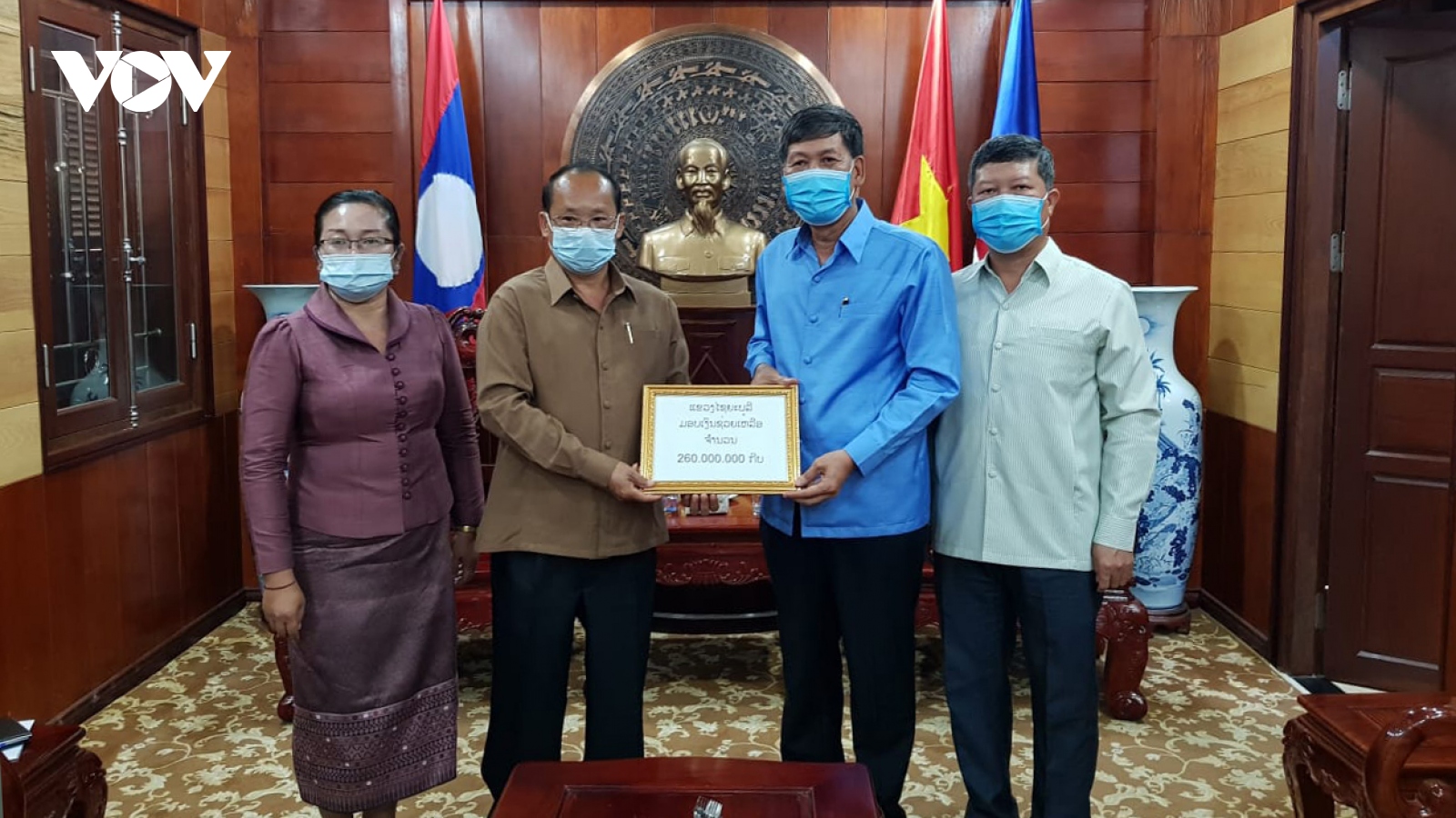 Lào ủng hộ các tỉnh miền bắc Việt Nam chống dịch