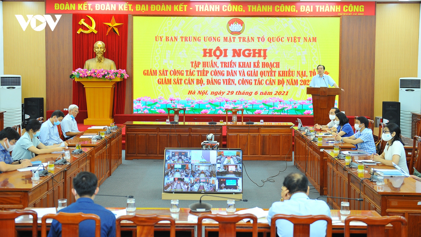 Chủ tịch UBND ủy quyền tiếp công dân cho người khác là vi phạm luật