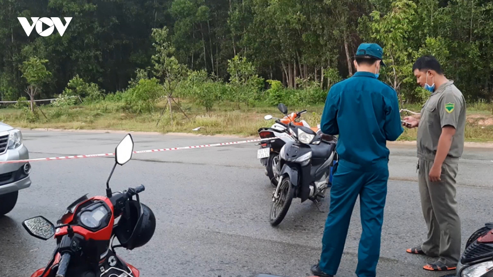 Người đàn ông chết trong vườn tràm ở Bình Dương, trên bụng có con dao
