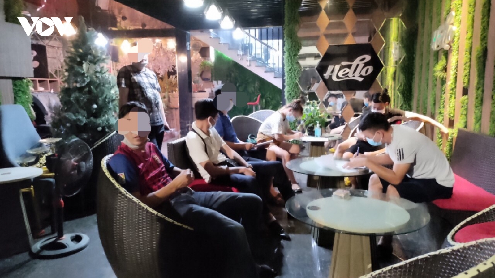 Bất chấp lệnh cấm, một quán karaoke ở Cao Bằng vẫn mở cửa đón khách