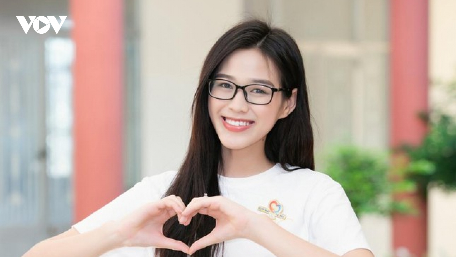 Hoa hậu Đỗ Thị Hà ngưỡng mộ bác sĩ 78 tuổi xung phong đi chống dịch ở Bắc Giang