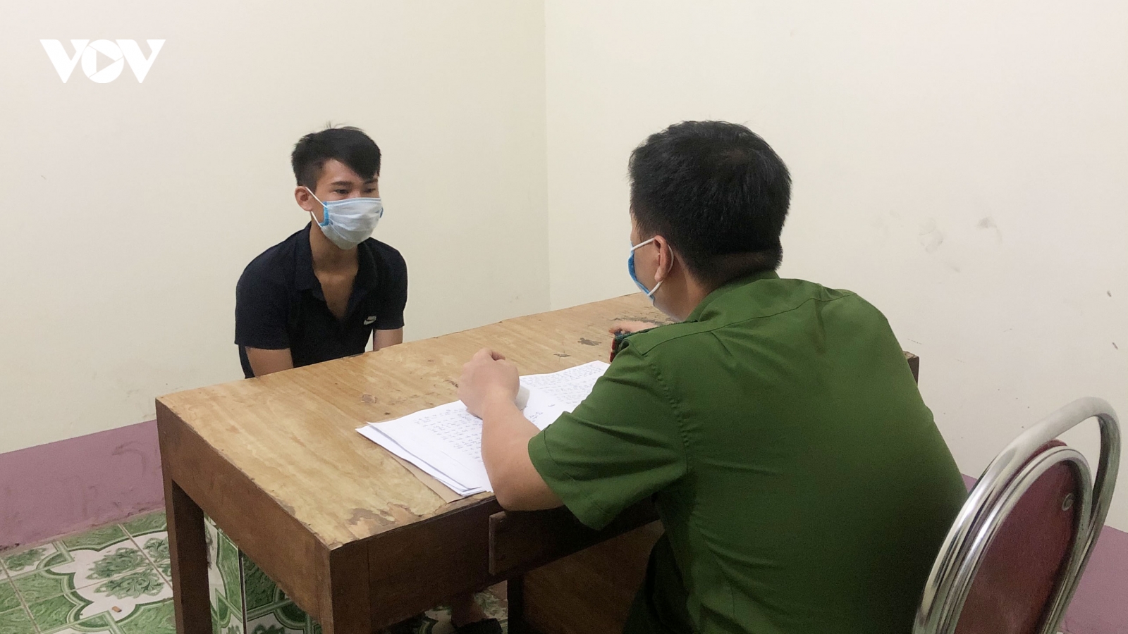 Hiếp dâm 2 thiếu nữ say rượu