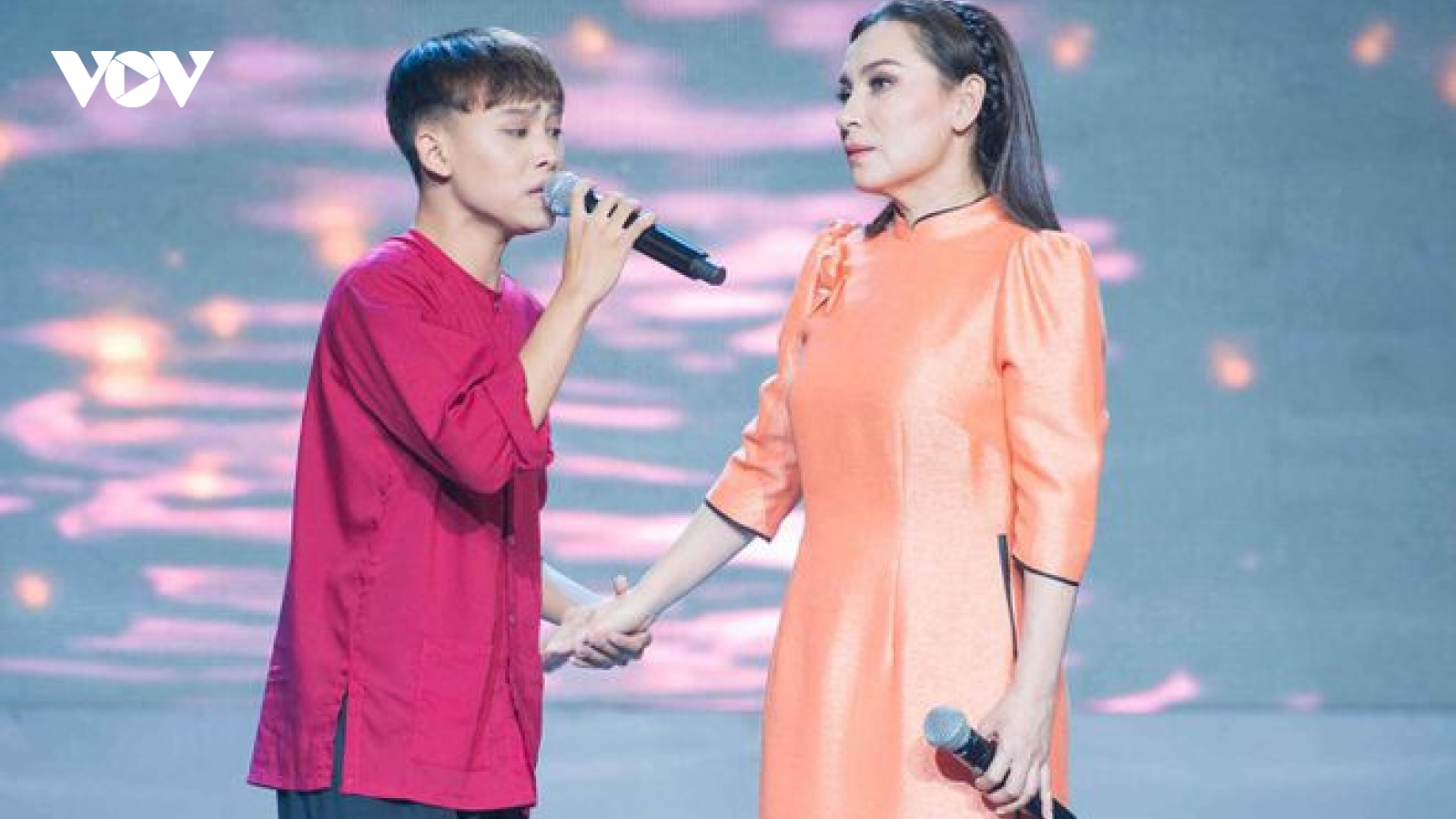 Phi Nhung được con trai nuôi "tiếp sức" giữa bão tin đồn tiêu cực