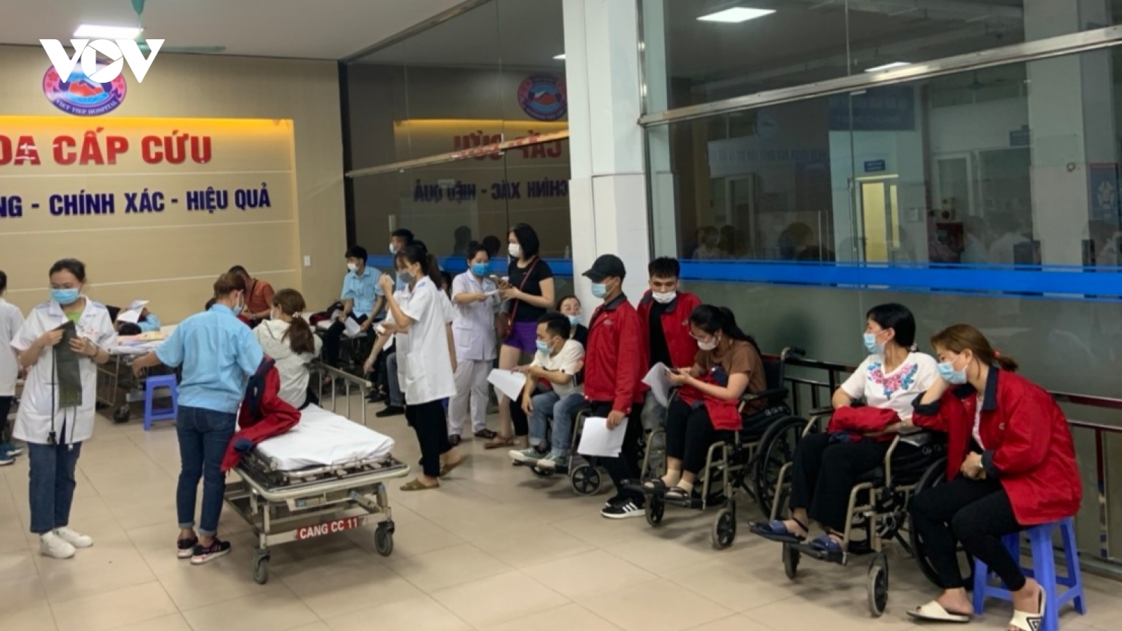 Hàng chục công nhân nhập viện nghi do ngộ độc thực phẩm