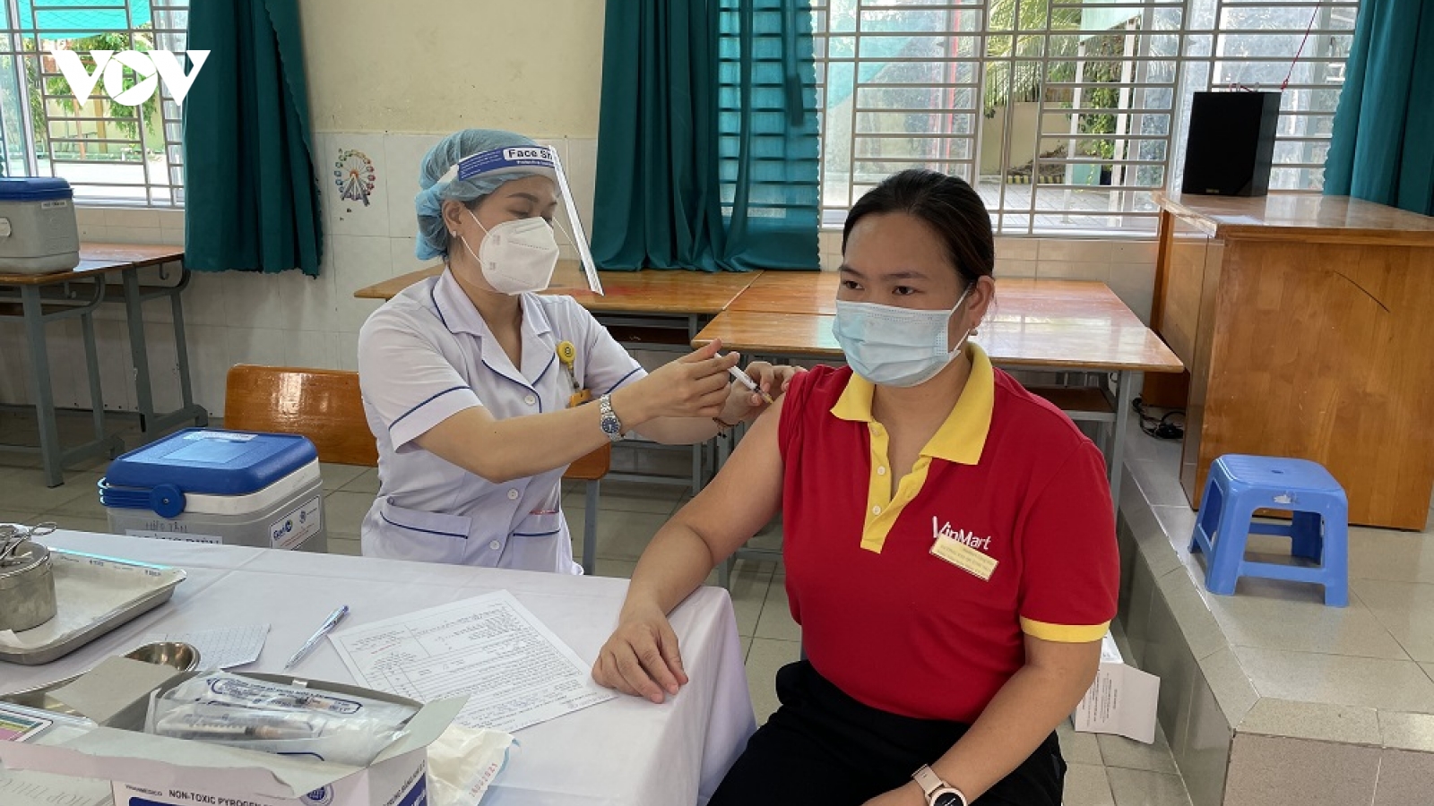Hơn 6.500 nhân viên VinMart/VinMart+ tại tâm dịch được tiêm vaccine phòng COVID-19