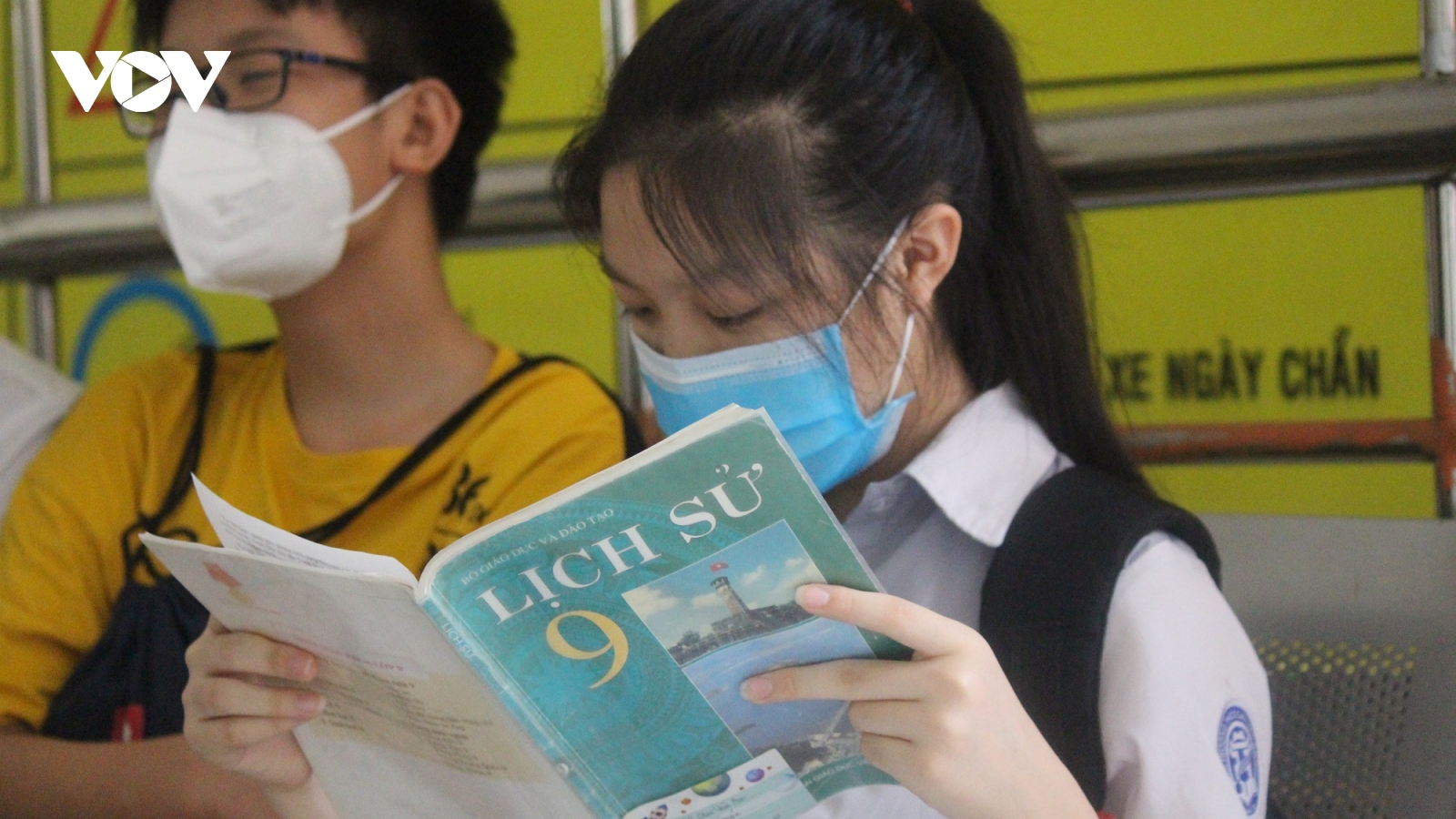 Các sĩ tử thi vào lớp 10 ở Hà Nội tranh thủ ôn Lịch sử trước “giờ G”