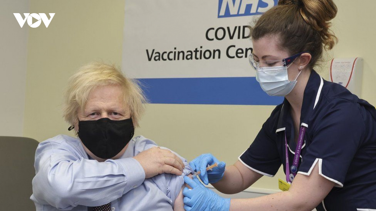 Thủ tướng Anh tiêm liều vaccine thứ hai của AstraZeneca