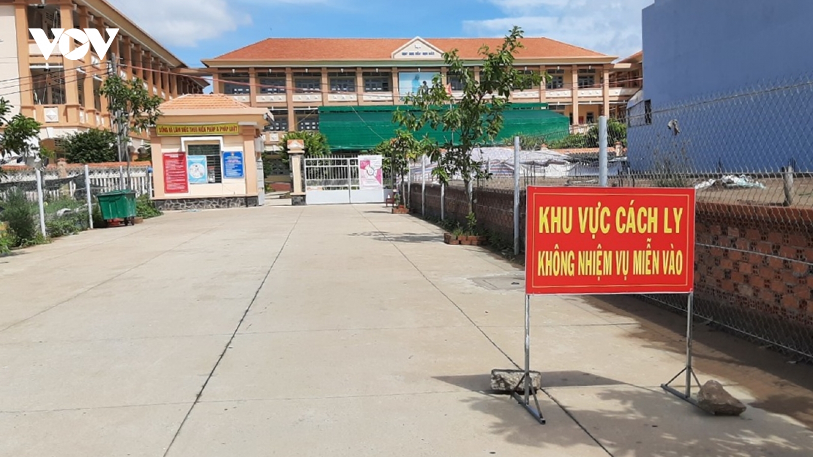 Người dân bức xúc với bữa ăn trong khu cách ly