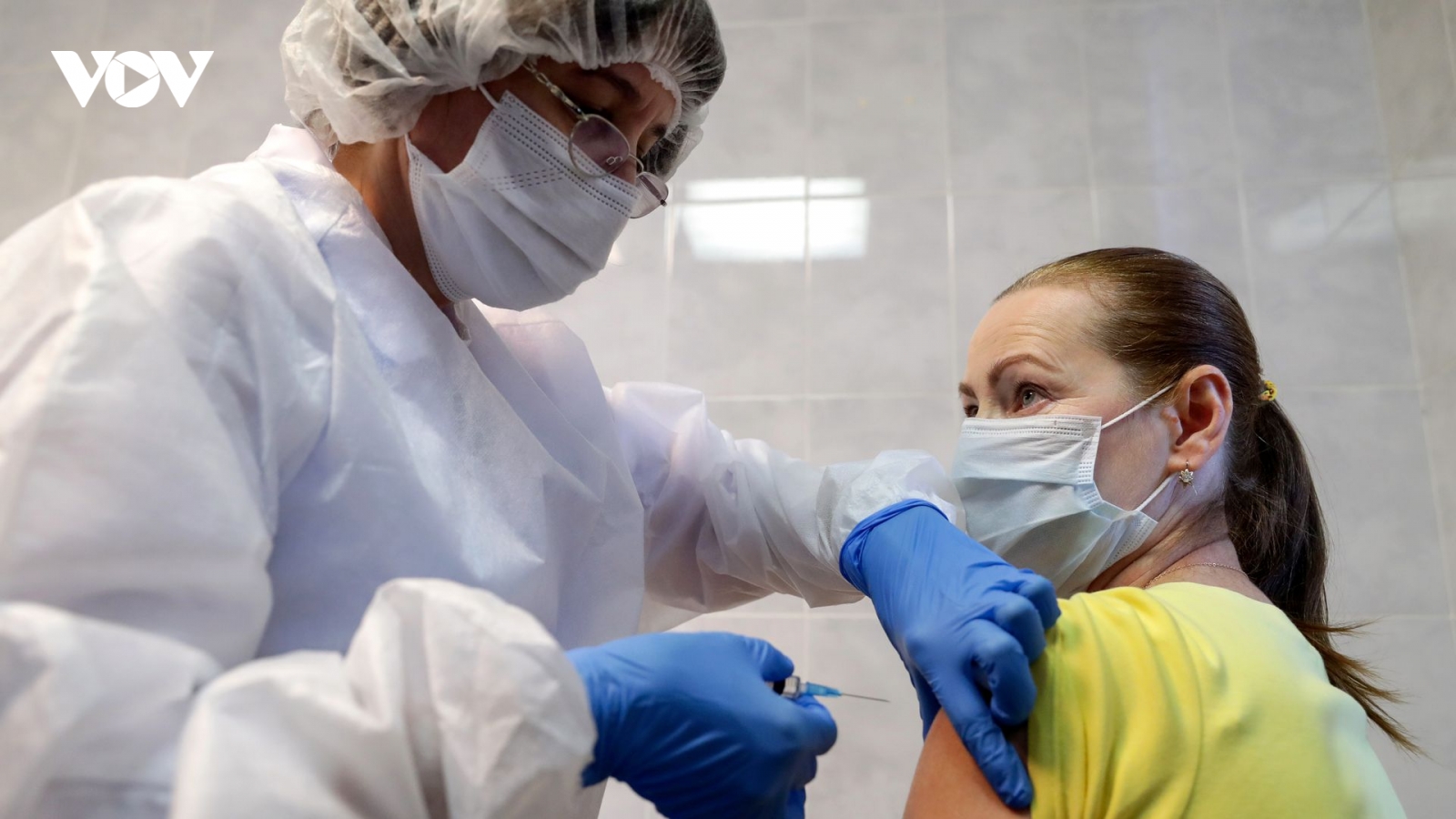 Chưa phát hiện tác dụng phụ nghiêm trọng khi phối hợp vaccine AstraZeneca và Sputnik V