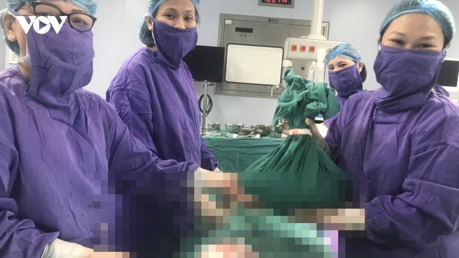 Cắt bỏ khối u buồng trứng 10kg cho cụ bà 80 tuổi