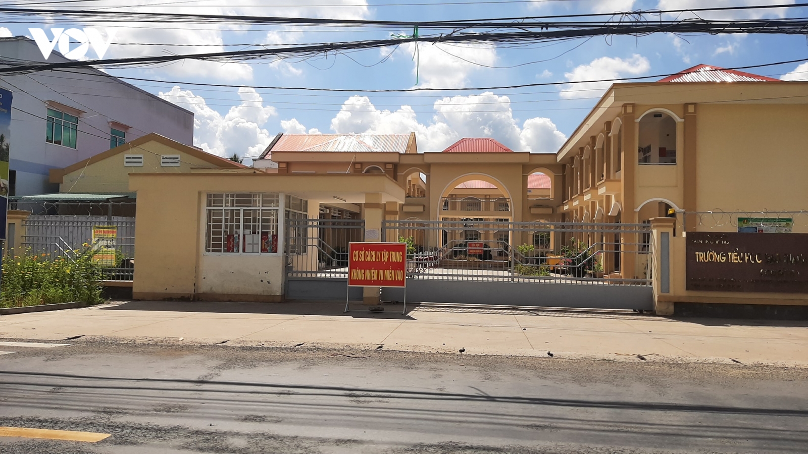 Tiền Giang: Yêu cầu cán bộ, viên chức và người dân đã đến 2 ngân hàng phải khai báo y tế