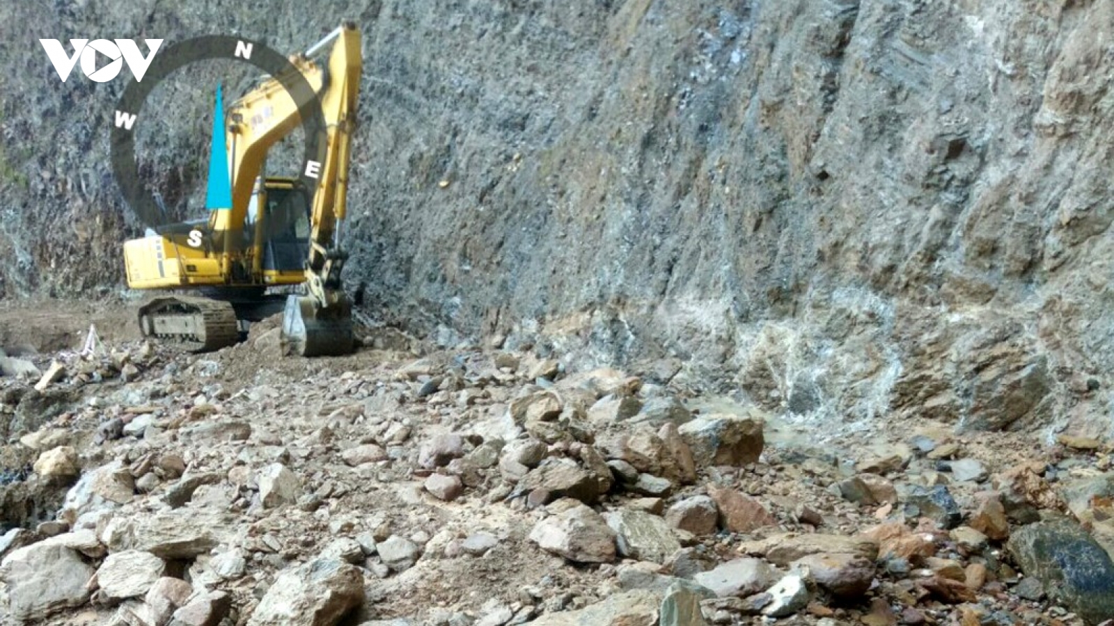 Sạt lở gần 1.000m3 đất đá gây ách tắc giao thông giữa huyện Sìn Hồ với quốc lộ 12