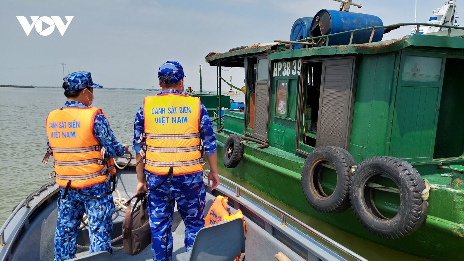 Cảnh sát biển tạm giữ 25.000 lít dầu DO không rõ nguồn gốc