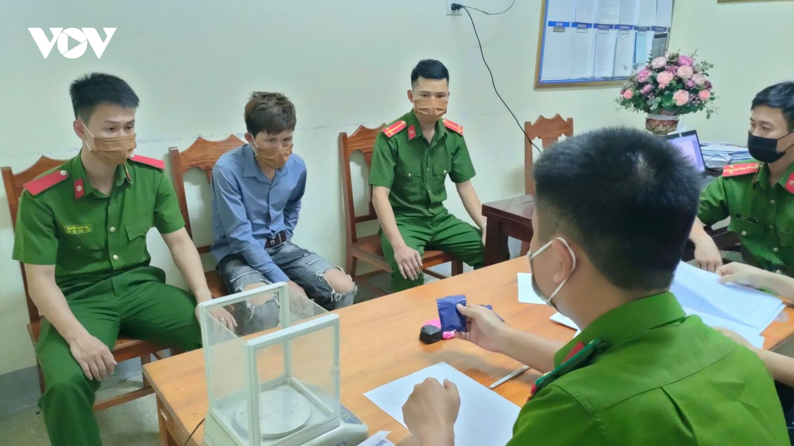 Công an mật phục “tóm” một đối tượng cùng gần ngàn viên ma túy