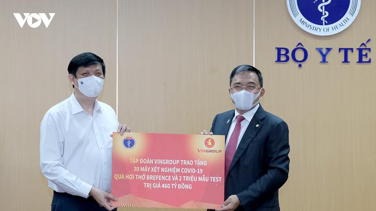 Bộ Y tế tiếp nhận 30 máy xét nghiệm COVID-19 qua hơi thở từ Vingroup