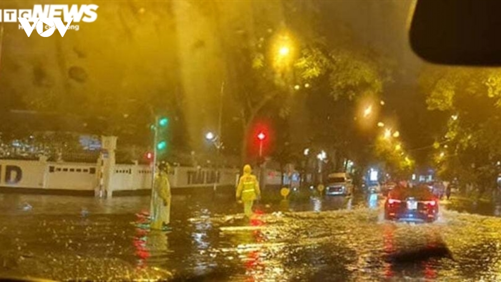 Đường Hà Nội ngập, cây đổ ngổn ngang sau cơn mưa lớn tối muộn