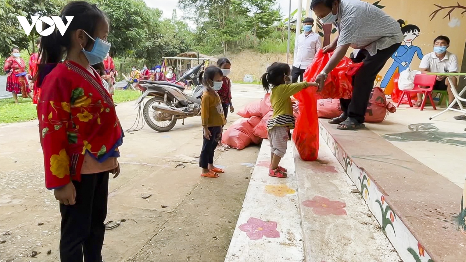 Tết thiếu nhi đặc biệt trong khu cách ly ở Nậm Pồ, Điện Biên