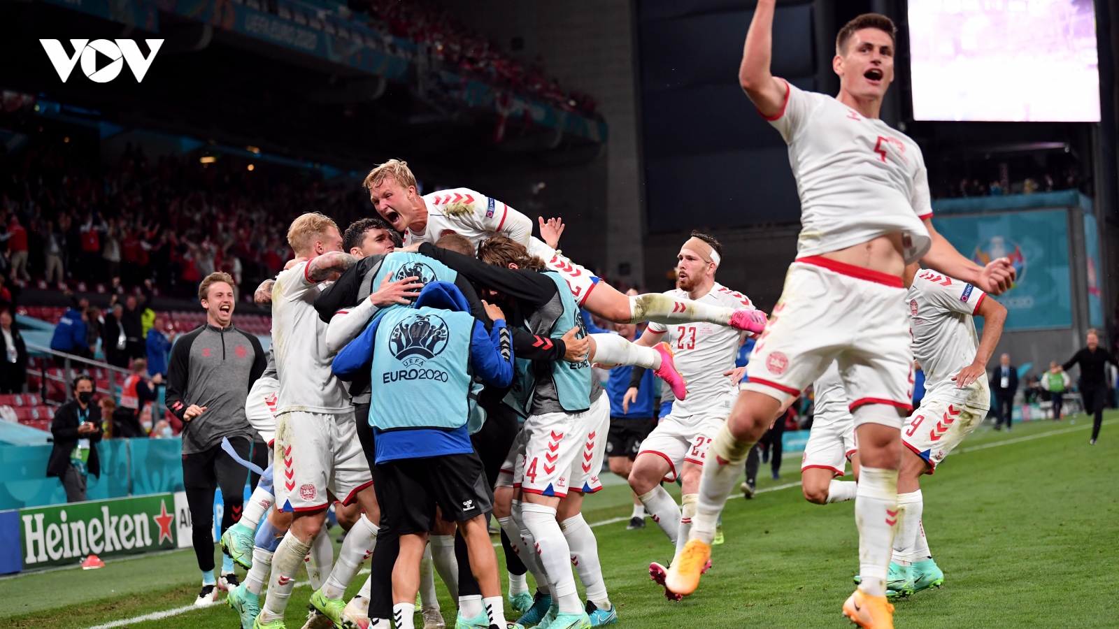 Thắng đậm Nga, Đan Mạch vào vòng knock-out EURO 2021