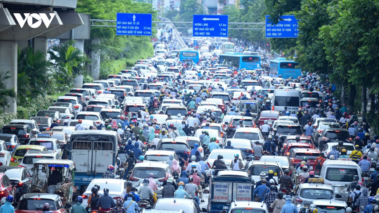 Hanoi suffers heavy traffic jams after easing of COVID-19 restrictions