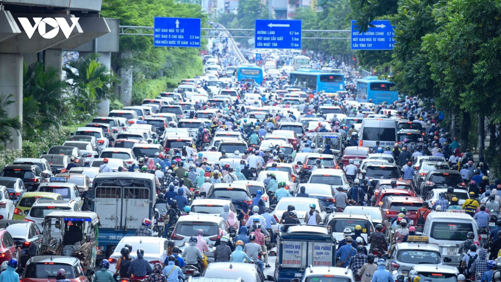 Hanoi suffers heavy traffic jams after easing of COVID-19 restrictions