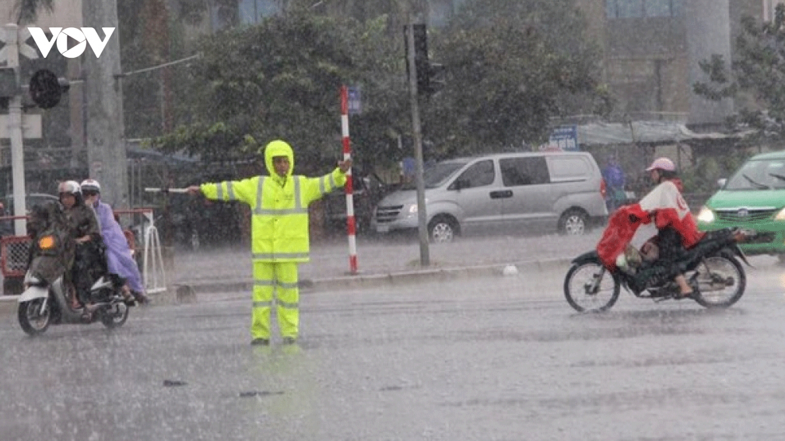 Hanoi hit by extreme rainfall following low-pressure trough 