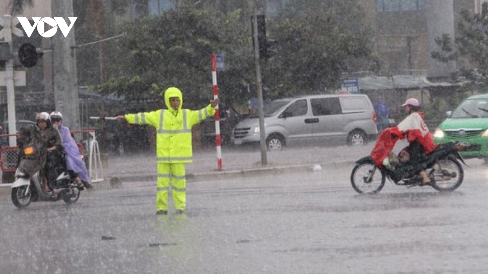 Hanoi hit by extreme rainfall following low-pressure trough 
