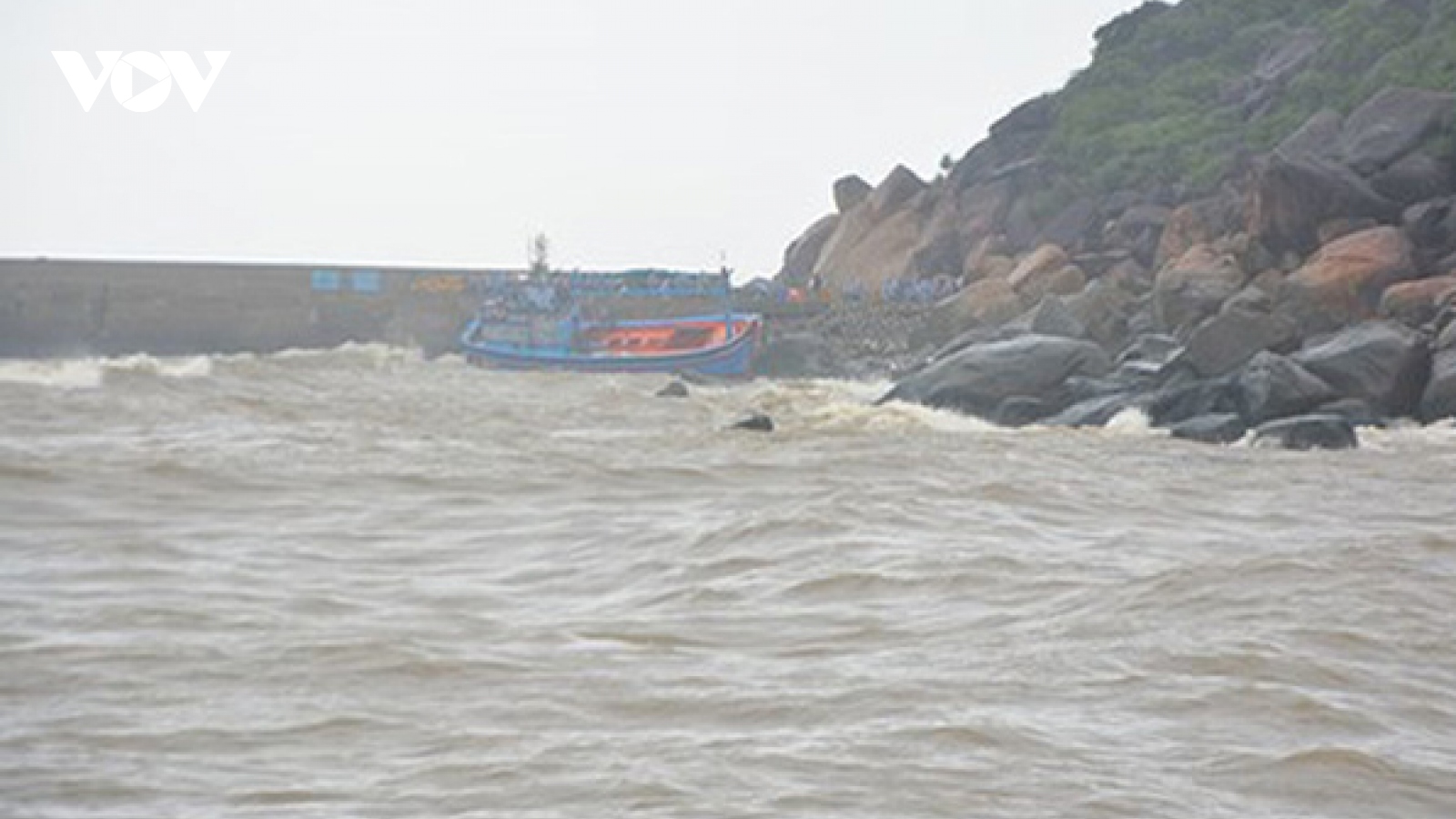 Tìm kiếm 2 ngư dân Thanh Hoá mất liên lạc