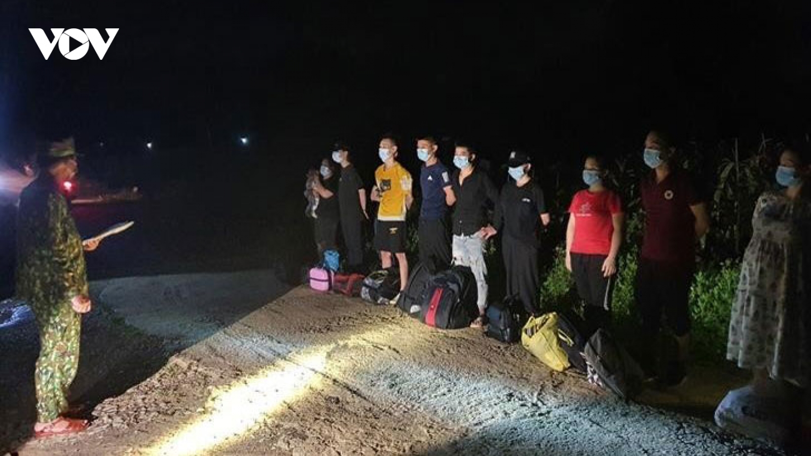 Tạm giữ 11 công dân nhập cảnh trái phép từ Trung Quốc