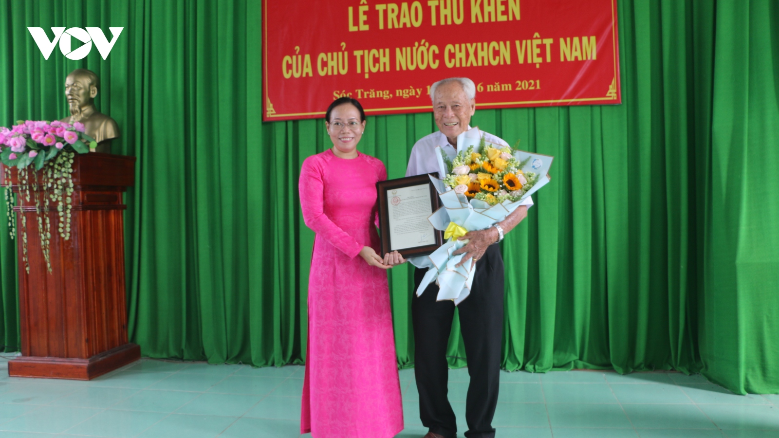 Chủ tịch nước gửi thư khen cụ Trần Cang, người cao tuổi có nhiều năm liền làm từ thiện