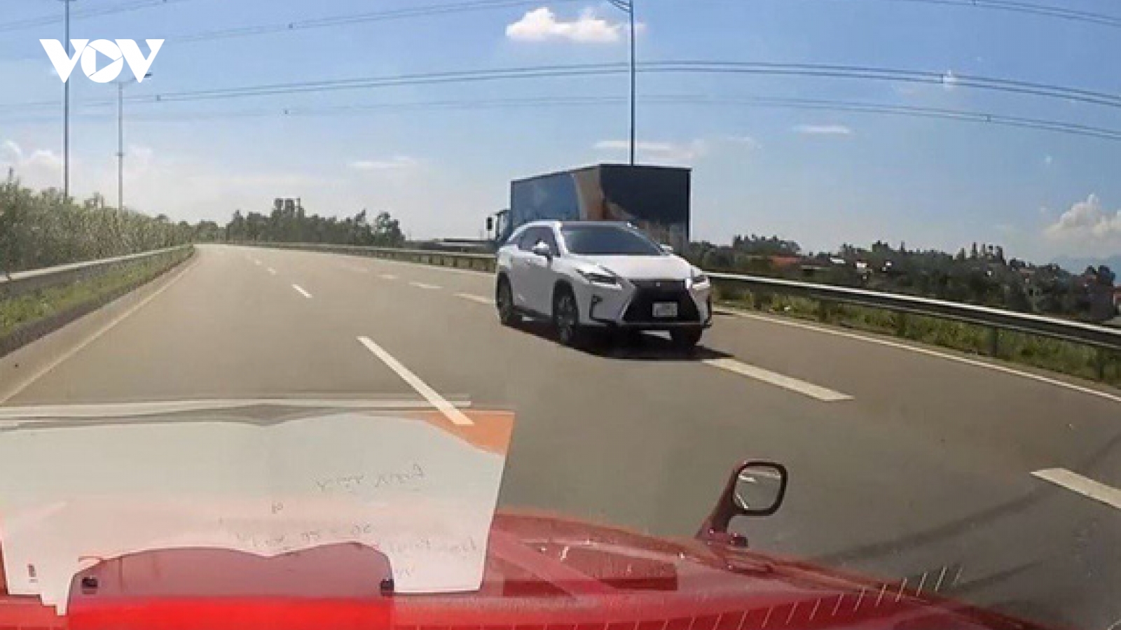 Phạt 17 triệu đồng tài xế lái xe đi ngược chiều trên cao tốc Nội Bài - Lào Cai