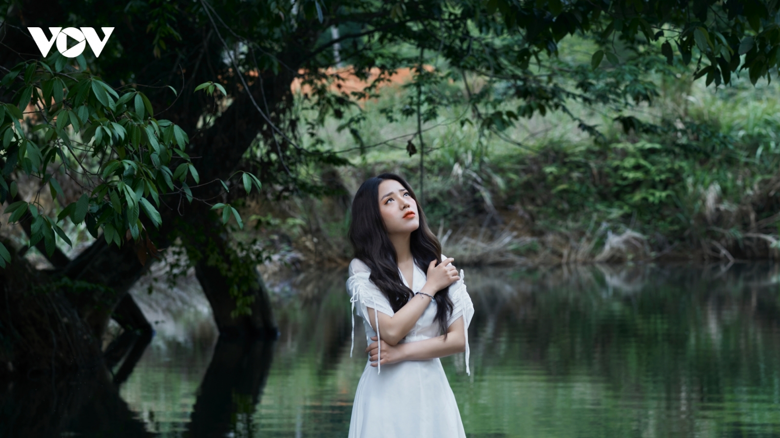 Phùng Khánh Linh ngâm mình dưới suối trong thời tiết 10 độ C cho MV "Chỉ buồn hôm nay"