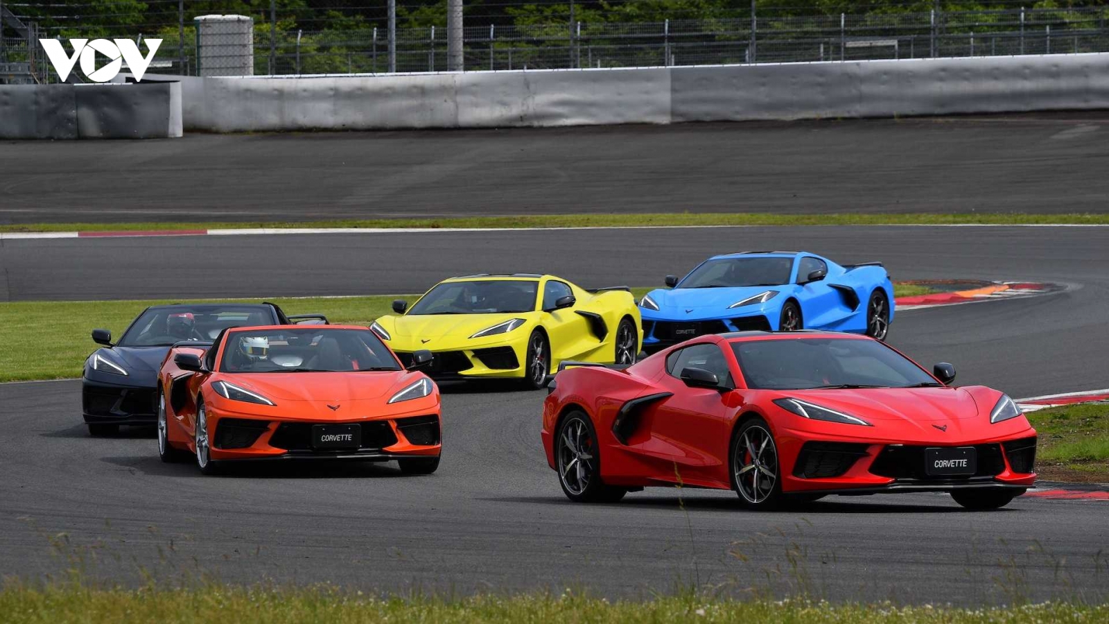Chevrolet Corvette Stingray thế hệ mới ra mắt thị trường Nhật Bản với ghế lái bên phải