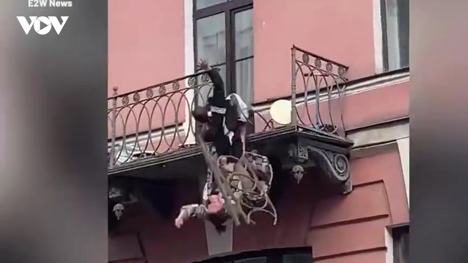 Kinh hãi cặp đôi cãi vã, ngã từ ban công tầng 3 xuống đất