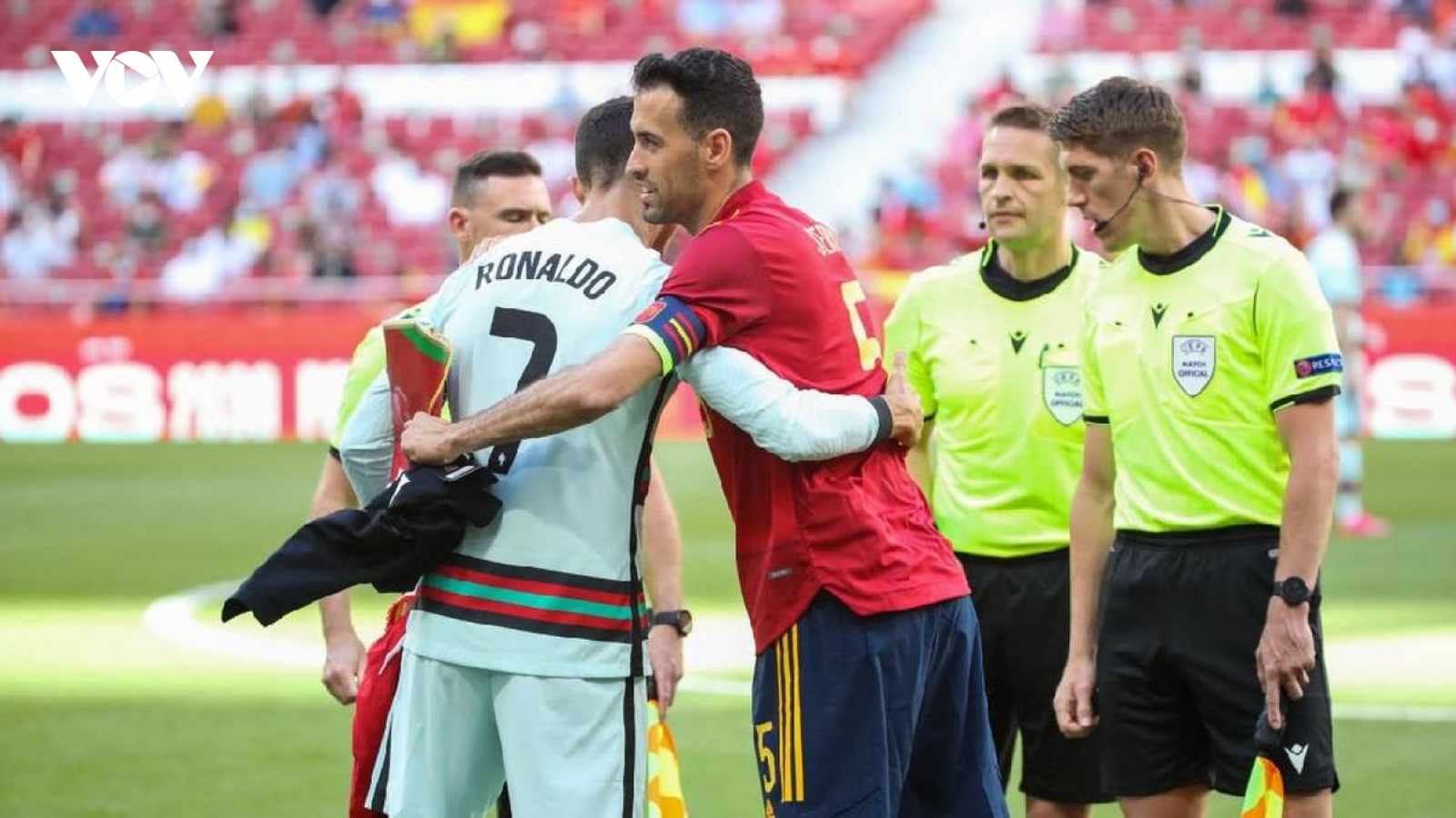 Ronaldo và đồng đội xét nghiệm Covid-19 sau khi đối đầu với Busquets