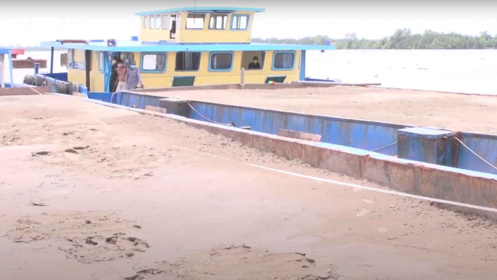 Bắt giữ 3 sà lan chở gần 900m3 cát trái phép