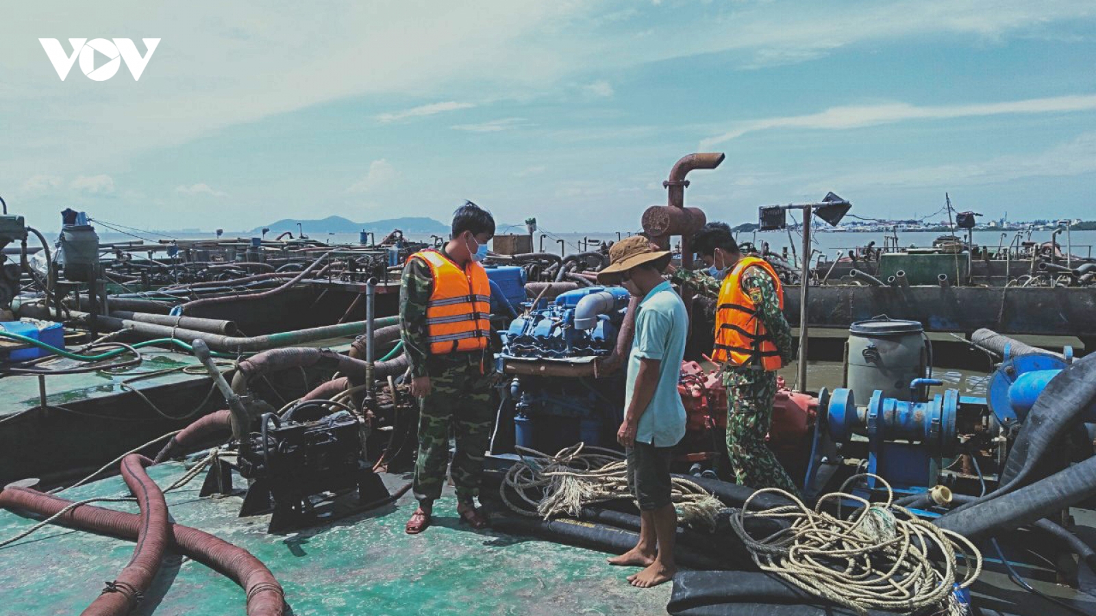 TP.HCM: Bắt giữ 3 sà lan vận chuyển cát trái phép trên biển Cần Giờ