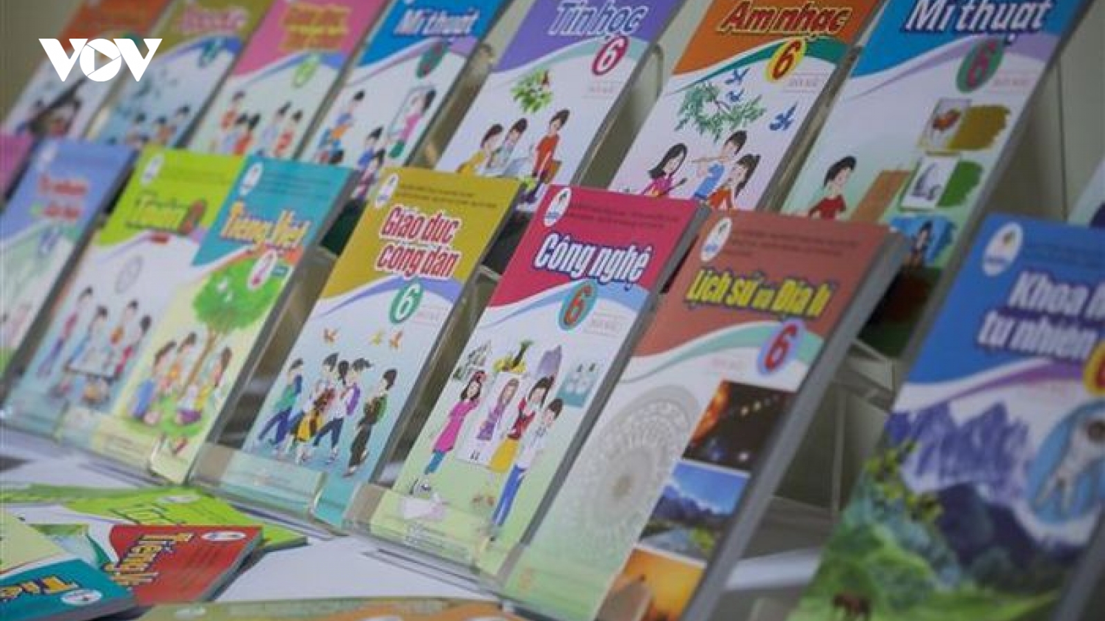 Giá sách giáo khoa mới tăng "sốc": Nhà nước nên định giá?