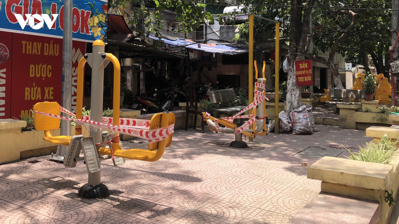 "Khoá" máy tập thể dục trong nhiều sân chơi ở Hà Nội để chống dịch
