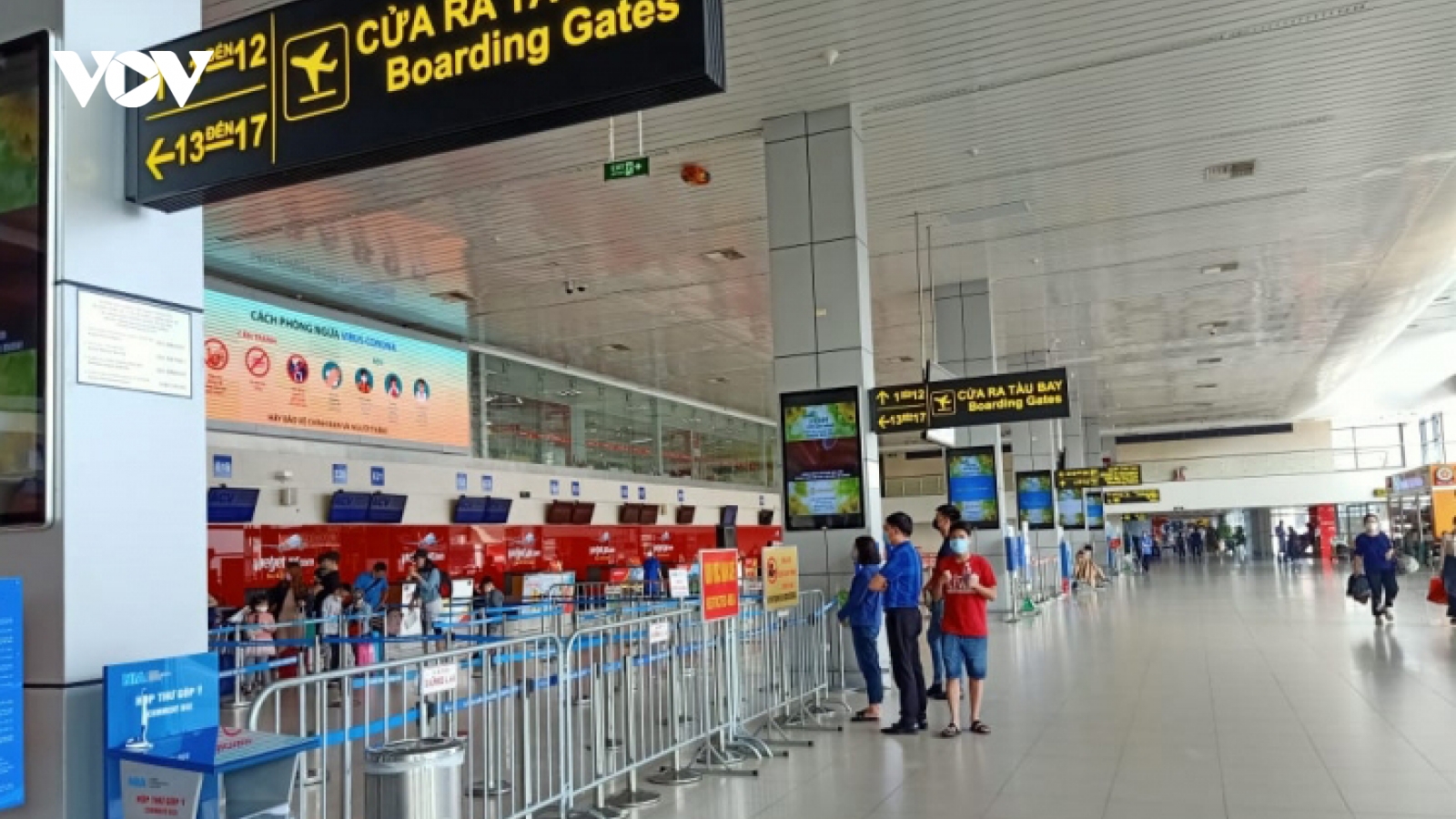 Đợt dịch COVID-19 thứ tư: Máy bay thiếu chỗ đỗ, sân bay không hành khách