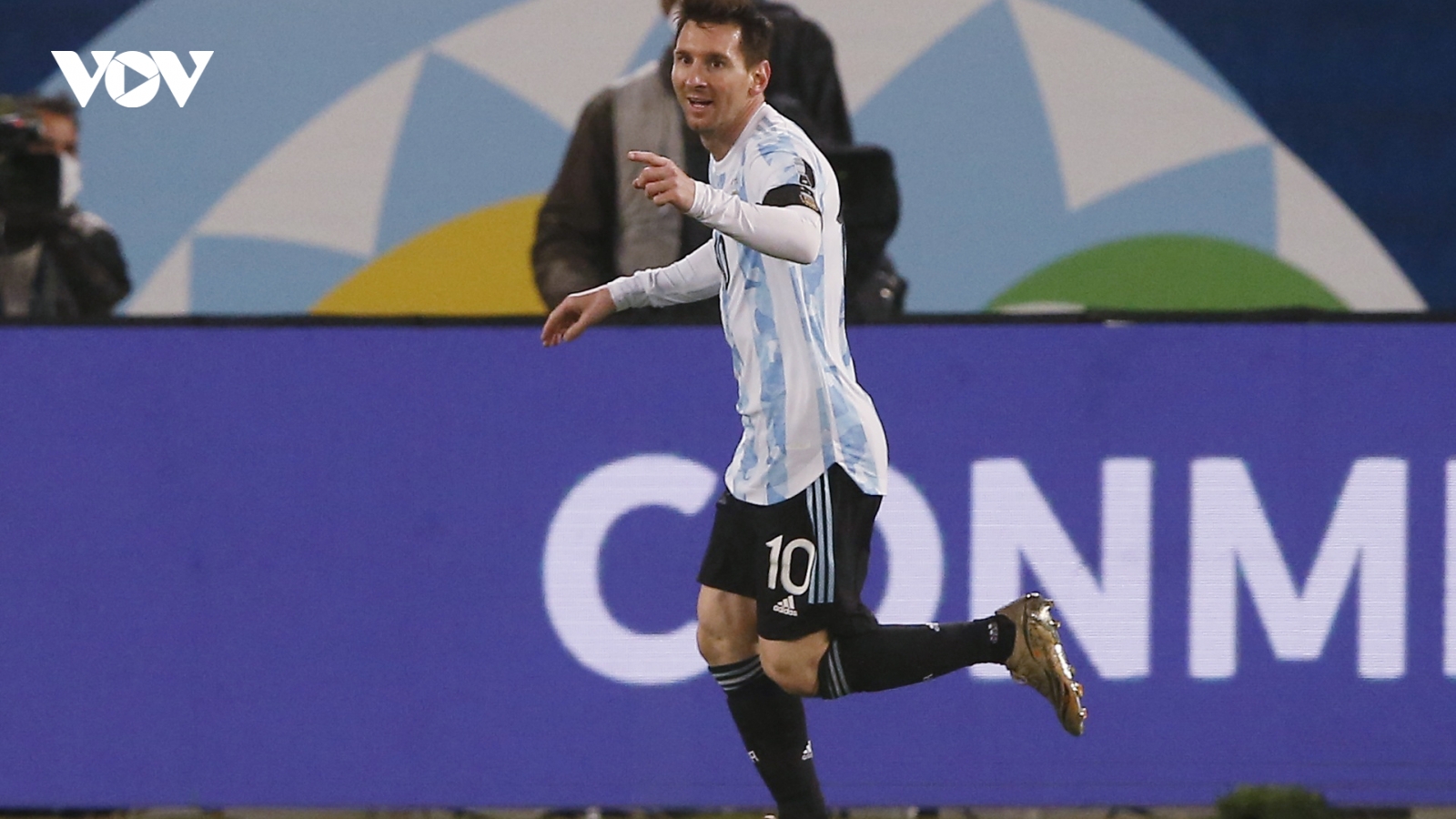 Messi chính thức trở thành cầu thủ "vĩ đại" nhất ĐT Argentina 